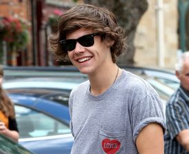 Harry Styles Goes on Second Date With Girl His OWN AGE!