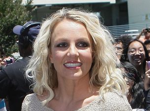 Britney Spears Shares a Holiday Photo With Her Twitter Followers and She is Looking Hot!