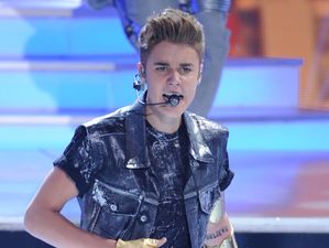 Justin Bieber In Trouble Again: Star Clashes With Paparazzi in Paris