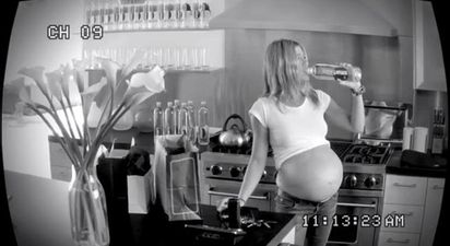 Jennifer Aniston Shows Off Her Baby Bump… But It’s Not Real, It’s Just an Advertisement