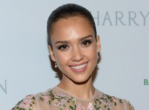 All About The Eyes – Get Jessica Alba’s Super Sexy Smoky Eye