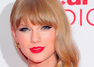 A Moment On The Lips – How To Apply The Perfect Red Pout That Will Stay Put All Night Long