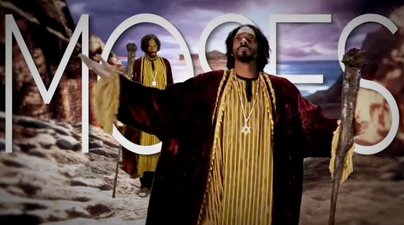 Moses Takes on Santa Claus – Snoop Dogg Plays the Role of a Lifetime