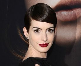 Glossy Red Lips And Super Groomed Style: Get The Look – Anne Hathaway