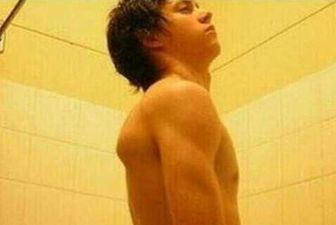 Well It LOOKS Like You… Niall Horan Denies Naked Shower Photo Is Him