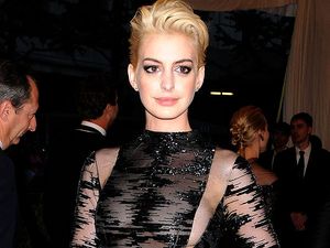 PICTURE: Anne Hathaway Debuts Her New Blonde Look – And It Really Suits Her