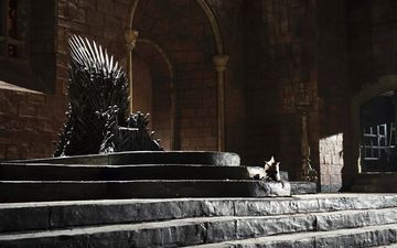 Battles, Backstabbing & Beautiful Men: 7 Reasons Why You Need To Start Watching Game Of Thrones
