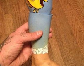 PICTURE – This Tattoo Artist Is Painting A Prosthetic Leg For A Two-Year-Old Boy