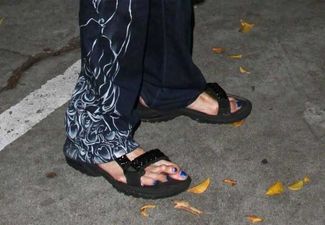 PICTURE – They’re Alive! What The Hell Is Going On With Steven Tyler’s Feet