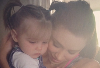 “I Love Her So Much” – Una Poses With Adorable Aoife Belle