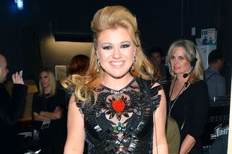 PICTURE – Kelly Clarkson Tweets Photo From Her “Engagement Shoot”