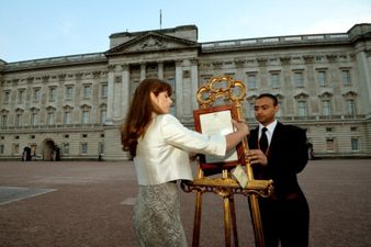 PICTURE – The Easel With The Announcement Of The Royal Baby Stands In The Buckingham Palace Courtyard