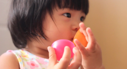 Video: “What Does a Cow Say?” – Dad Discovers Unusual Way to Stop His Daughter Crying