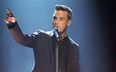VIDEO – Robbie Williams Swings Both Ways