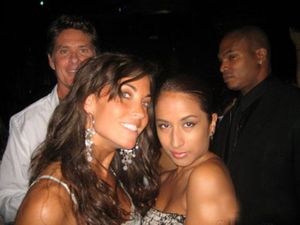 GALLERY – Don’t Look Behind You! Twenty-Four Of The Best Celebrity Photobombs