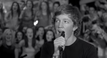 Video: Thar Barr! One Direction’s “Kiss You” Performed Completely in Irish