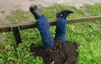 Police Called To Help Man Trapped Upside Down In A Field… Only To Discover It’s A Scarecrow