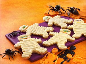 Recipe: Scary Mummy Cookies for Halloween