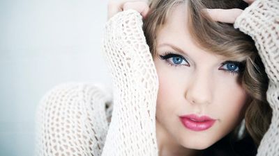 Picture: Taylor Swift Scoops Pinnacle Gong At The Country Music Awards But What Do We Make Of That Dress?!