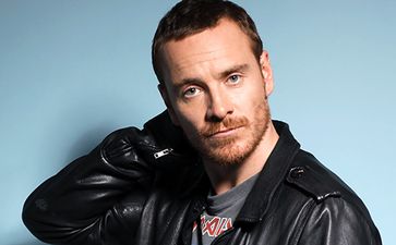 In Pictures: Hilarious Photos Of Gorgeous Men And Adorable Cats In Similar Poses