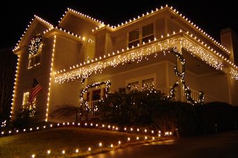 PICTURE – This Is Why You Never Let A Man Do The Christmas Lights On The House