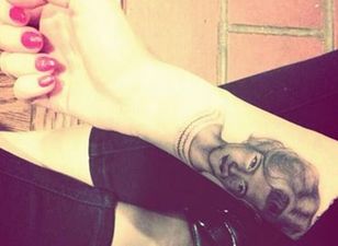She Can’t Stop… Getting Tattoos – Pop Star Shows Off New Inking