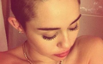 From Joints to THAT Leotard – Miley Had a Very Busy Night At The 2013 EMAs