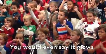 VIDEO – Five-Year-Old Girl Signs Christmas Songs For Deaf Parents At School Recital