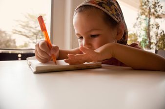 “To Mom…” Eight-Year-Old Irish Girl Leaves Touching Note and Gift for Her Mother