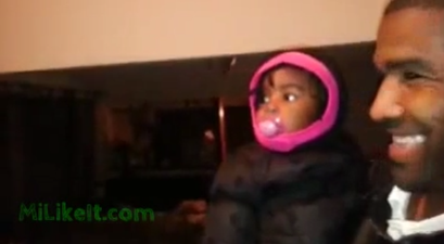 VIDEO – Little Girl Meets Her Father’s Twin Brother For The First Time. Her Reaction Is Priceless