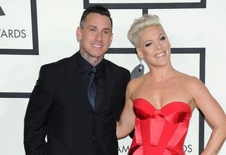 PICTURE – The Ellen Show Mistakes Pink’s Husband For Blink-182 Band Member… And Pink Called Her On It