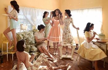 PICTURE: An Expert At Multitasking – Photographer Shares Interesting Fifties-Themed Photo