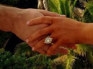 “Ain’t No Other Man” Singer Announces Engagement On Twitter