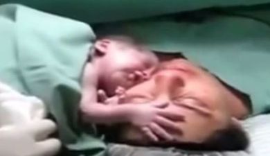 VIDEO: Newborn Baby Just Doesn’t Want To Let Go, Clings To Mother Following Birth