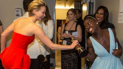 Pic Of The Day: Backstage Antics – Jennifer Lawrence Attempts To Steal Lupita Nyong’o’s Oscar Statuette