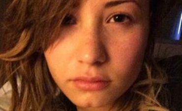 PICTURE: Singer Shares Make-Up Free Selfie