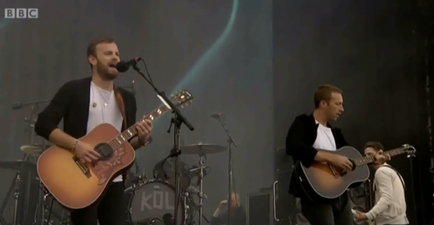 VIDEO: Huge ‘Fans’ Of Each Other… Chris Martin Joins Kings Of Leon Onstage For Impromptu Performance