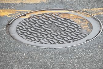 PICTURE – Manhole Explodes On Baggot Street, Fire Brigade Called To Scene