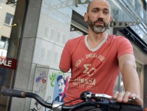 One Armed Cyclist Fined – For Cycling His Bike With Only One Hand (No, Really)