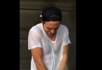 STOP EVERYTHING! Robert Pattinson Did The Ice Bucket Challenge… And He’s Perfect