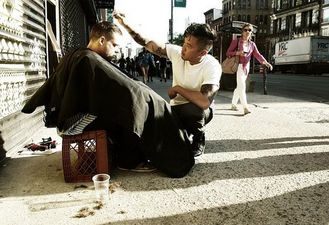 “Be Awesome To Somebody” NYC Stylist Spends Every Sunday Giving Free Haircuts To The Homeless