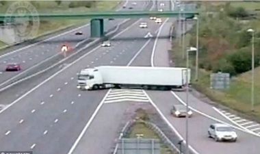 Watch: 54 Foot Lorry Makes A U-Turn on Busy Motorway