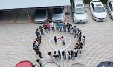 Man Proposes Using 99 iPhones… Girlfriend Says No