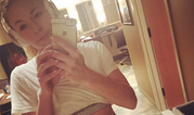 “Totally Obnoxious Pic” – LeAnn Rimes Shares Abs Selfie Snap On Instagram