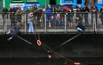 WATCH: Brave Members of The Public Try To Rescue Man From River Liffey
