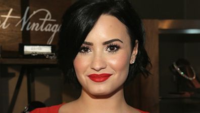 Demi Lovato Live Tweets Her Delayed Flight In Pretty Epic Fashion