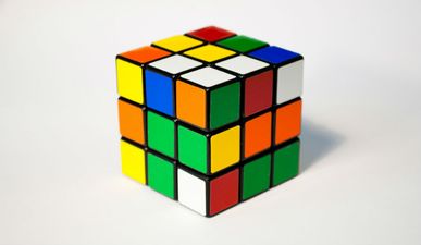 WATCH: One Guy Solved His Rubik’s Cube In 7 Seconds While You Still Haven’t Worked Out Yours…
