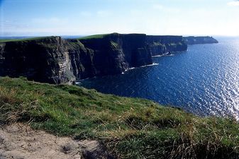 A man has died after a parachute jump off the Cliffs of Moher