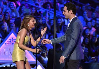 Sarah Hyland Has An Embarrassing Moment At The Teen Choice Awards