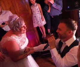One Wedding Had a VERY Special Musical Guest Last Night